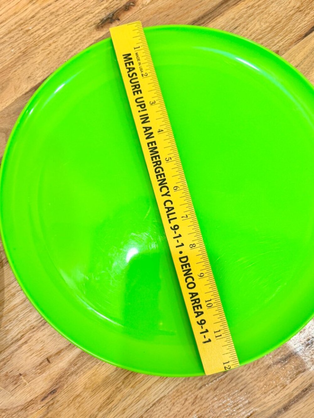 Kuhn Rikon Watermelon Knife & Set of 12 Colorful Plastic Plates EUC - Picture 10 of 13